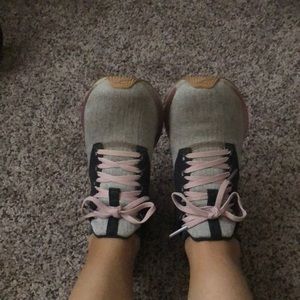 Brooks tennis shoes